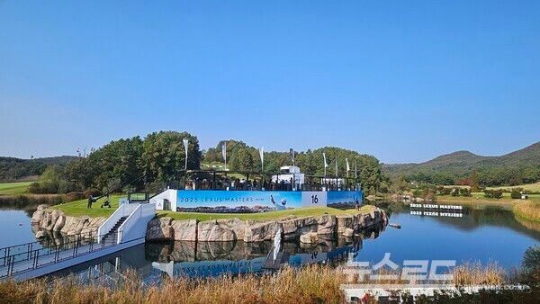 2025 렉서스 마스터즈 16번 홀 모습. 마스터즈 라운지(Masters Lounge)와 '어메이징 브릿지(Amazing Bridge)’가 아일랜드 홀로 연결되는 다리를 마련했다./사진=뉴스로드 김영식 기자