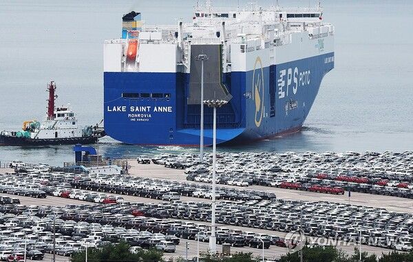 평택항에 세워져 있는 수출용 자동차