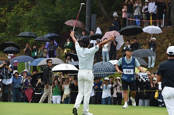 옥태훈은 4일 경북 예천 한맥 컨트리클럽(CC)에서 열린 ‘KPGA 경북오픈(총상금 7억원, 우승상금 1억4천만원) ’파이널 라운드에서 버디 9개와 보기 1개를 묶어 8타를 줄이며 64타를 쳐 총합계 22언더파 266타 기록지를 제출하며 우승 트로피를 들어 올렸다. 우승 확정 후 두손을 번쩍 든 옥태훈 (사진 이민희 기자)