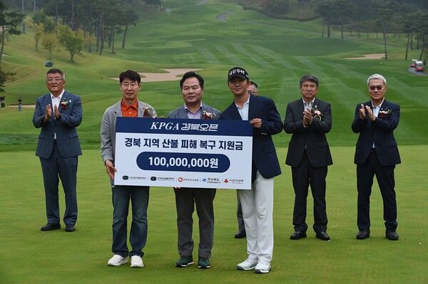 옥태훈은 4일 경북 예천 한맥 컨트리클럽(CC)에서 열린 ‘KPGA 경북오픈(총상금 7억원, 우승상금 1억4천만원) ’파이널 라운드에서 버디 9개와 보기 1개를 묶어 8타를 줄이며 64타를 쳐 총합계 22언더파 266타 기록지를 제출하며 우승 트로피를 들어 올렸다. 옥태훈이 임기주 예천 한맥 컨트리클럽 회장과 김학홍 경상북도 행정부지사와 경북 지역 산불 피해 복구 지원금 1억원 전달 기념사진을 찍고 있다. (사진 이민희 기자)