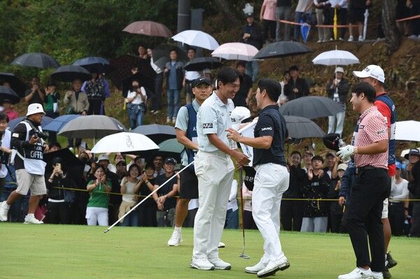 옥태훈은 4일 경북 예천 한맥 컨트리클럽(CC)에서 열린 ‘KPGA 경북오픈(총상금 7억원, 우승상금 1억4천만원) ’파이널 라운드에서 버디 9개와 보기 1개를 묶어 8타를 줄이며 64타를 쳐 총합계 22언더파 266타 기록지를 제출하며 우승 트로피를 들어 올렸다. 우승 확정 후 동료들에게 축하받는 옥태훈 (사진 이민희 기자)