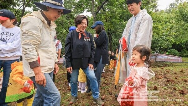 신계용 시장( 왼쪽 두 번째)이 밤줍기 행사에 참여한 어린이와 인사를 나누고 있다./사진=신계용 시장 페이스북