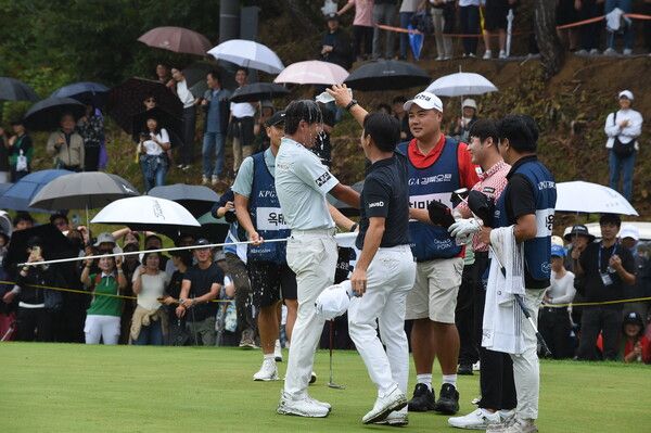 옥태훈은 4일 경북 예천 한맥 컨트리클럽(CC)에서 열린 ‘KPGA 경북오픈(총상금 7억원, 우승상금 1억4천만원) ’파이널 라운드에서 버디 9개와 보기 1개를 묶어 8타를 줄이며 64타를 쳐 총합계 22언더파 266타 기록지를 제출하며 우승 트로피를 들어 올렸다. 우승 확정 후 동료들에게 물세례 받는 옥태훈 (사진 이민희 기자)