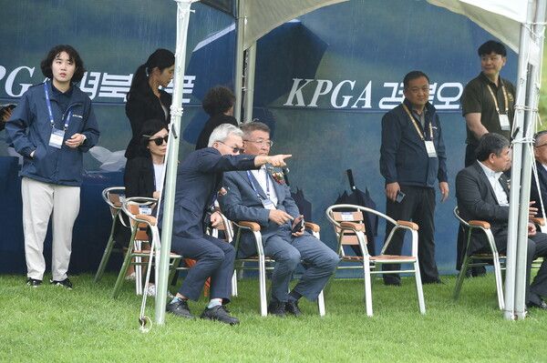 옥태훈은 4일 경북 예천 한맥 컨트리클럽(CC)에서 열린 ‘KPGA 경북오픈(총상금 7억원, 우승상금 1억4천만원) ’파이널 라운드에서 버디 9개와 보기 1개를 묶어 8타를 줄이며 64타를 쳐 총합계 22언더파 266타 기록지를 제출하며 우승 트로피를 들어 올렸다. (앞줄 왼쪽부터 한맥개발 강병진 사장, 김학동 예천군수) (사진 이민희 기자)