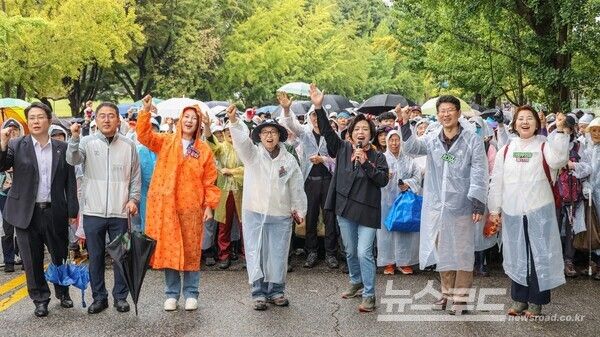'과천시민 밤줍기 행사'에서 신계용 시장(오른쪽 세 번째)과 시,도의원이 시민과 함께 기념촬영을 하고 있다./사진=신계용 시장 페이스북