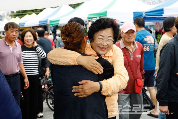 김경희 시장이 추석 연휴 맞아 전통시장 방문해 시민과 인사를 나누고 있다./사진=이천시