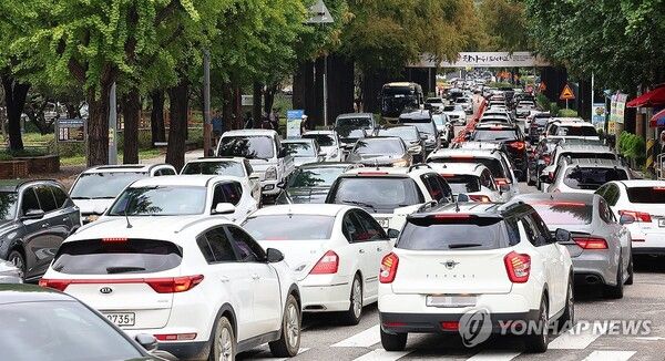 성묘객들로 붐비는 인천가족공원/연합뉴스