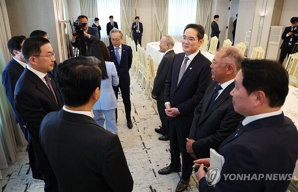 대통령 간담회 참석한 4대그룹 기업 총수들/연합뉴스
