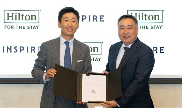 힐튼 아시아태평양 개발 담당 수석 부사장 클라렌스 탄(왼쪽), 인스파이어 엔터테인먼트 리조트 사장 첸 시 [사진=힐튼]