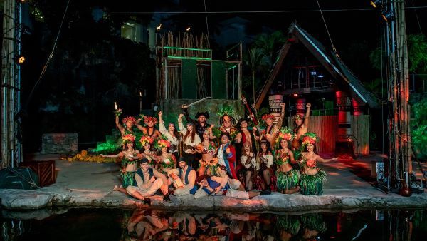 PIC 괌 시그니처 디너쇼 ‘태평양의 해적(Pirates of the Pacific)’ 출연진. [출처=PHR]