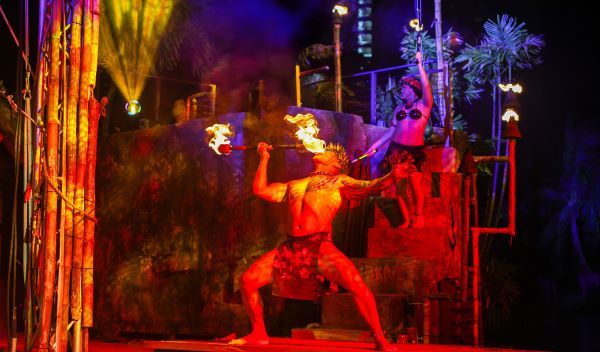 불 퍼포먼스를 선보이는 ‘태평양의 해적’ 공연 장면. [출처=PHR]