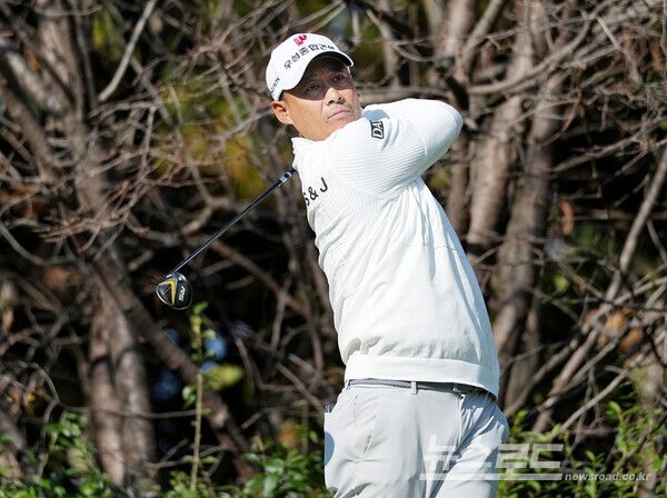 김재호가 11번 홀 티샷을 하고 있다./사진=KPGA