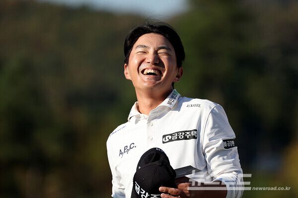 옥태훈이 18번 홀 그린 홀아웃하며 환하게 웃고 있다./사진=KPGA