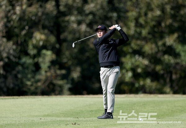 송민혁이 4번 홀에서 아이언 세컨샷을 하고 있다/사진=KPGA