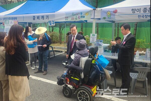 김성제 시장이 쉐어블마을축제에서 시민들과 인사를 나누고 있다./사진=의왕시&nbsp;