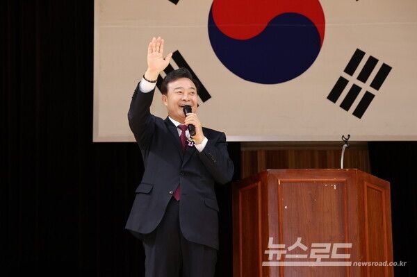 김성제 시장이국제자매도시인 중국 후베이성 셴닝시 태권도 대표단과 스포츠 교류현장에 참석해 인사를 하고 있다./사진=의왕시