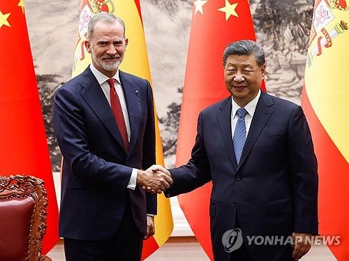 Chinese President Xi Jinping (right) and King Felipe VI of Spain/yonhap news