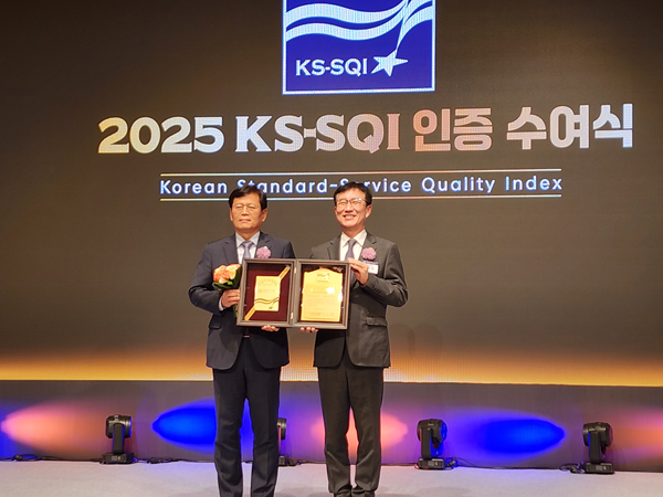 한양사이버대학교는 11일 서울 중구 롯데호텔 서울에서 열린 한국표준협회 주관 ‘2025년 한국서비스품질지수(KS-SQI) 인증 수여식’에서 사이버대학교 부문 11년 연속 1위에 선정됐다. 한양사이버대학교 정현철 부총장(왼쪽)과 문동민 한국표준협회 회장이 기념 촬영을 하고 있다.