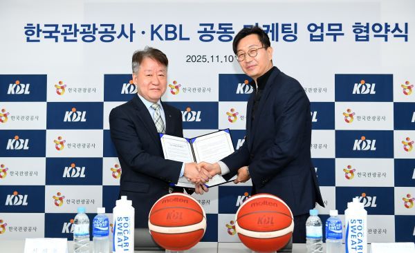[한국관광공사] KBL 신해용 사무총장(왼쪽)과 반호철 공사 테마관광팀장