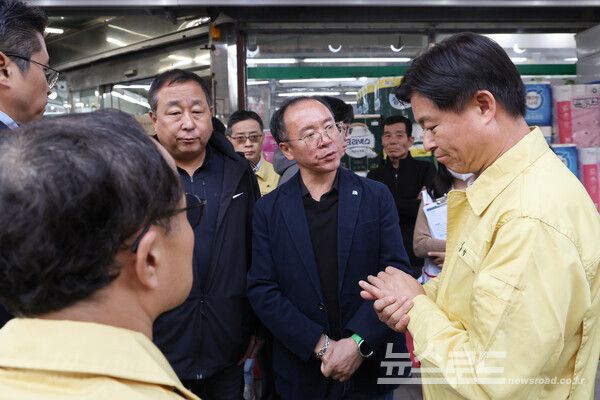 조용익 부천시장(오른쪽)이&nbsp;13일 트럭 돌진 사고가 있었던 시장을 방문해&nbsp;전국 전통시장 상인연합회 회장(오른쪽에서 두 번째)&nbsp;및 부천시 전통시장 연합회 사무국장(오른쪽에서 세 번째)의&nbsp;이야기를 듣고 있다./사진=부천시&nbsp;