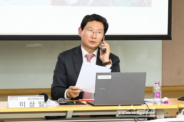 이상일 용인특례시장이 12일 열린 수지구 '공동주택 입주자대표회의 소통콘서트’에서 경기도의회와 전화통화 하고 있다./사진=용인시&nbsp;