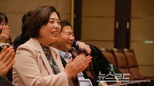 신계용 시장이 노래자랑 예심을 관전하고 있다./사진=신계용 시장 페이스북