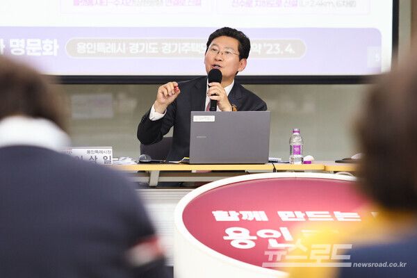 이상일 시장이 입주자대표의 건의사항에 답하고 있다./사진=용인시