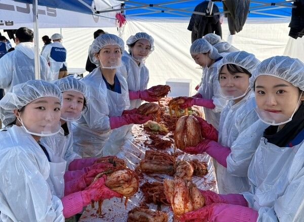 골프존그룹 대전 소재 임직원들이 12일 대전 유성구 사랑의 김장 나눔 봉사에 참여해 지역사회 취약계층의 건강한 겨울나기를 지원했다 김장을 하는 임직원들의 모습