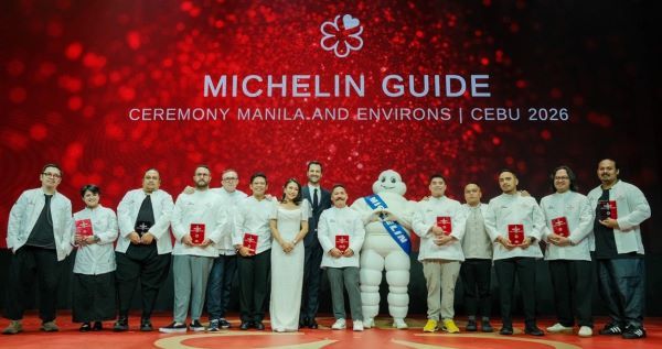 크리스티나 프라스코 필리핀 관광부 장관(왼쪽에서 일곱 번째), 그웬달 뿔레넥 미쉐린 가이드 인터내셔널 디렉터 (왼쪽에서 여덟 번째) 및 필리핀 최초 미쉐린 스타 레스토랑 셰프들 [출처=필리핀관광부]
