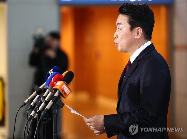출국 전 약식 인터뷰하는 강훈식 비서실장/연합뉴스