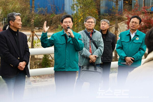 이상일 용인특례시장은 13일 고기동 노인회관과 관음사를 잇는 도시계획도로 소1-64·68호선 개통을 앞두고 현장을 점검했다./사진=용인시