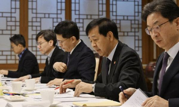 구윤철 부총리 겸 기재부장관(우측 두번째) [사진=기재부]