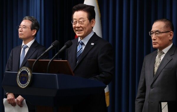 이재명 대통령이 팩트시트 설명을 진행하는 모습 [사진=연합뉴스]