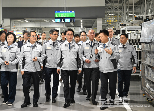 김동연 지사(왼쪽 두 번째)가 시설을 둘러보고 있다./사진=경기도&nbsp;