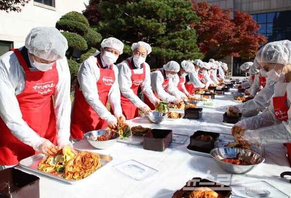 최대호 시장(왼쪽 두 번째)이 배추를 버무리고 있다./사진=최대호 시장 페이스북&nbsp;