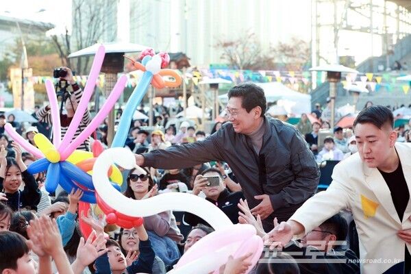 이상일 시장이 15일 용인포은아트홀 문화광장에서 열린 ‘2025 어텀라운지 페스티벌’에 참석해 시민과 소통의 시간을 갖고 있다./사진=용인시