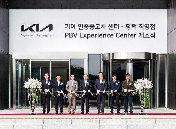 정장선 시장(왼쪽 세 번째)이 '기아 인증중고차 센터 평택 직영점 PBV 익스피리언스 센터' 개소식에서 테이프 컷팅식을 하고 있다./사진=평택시&nbsp;