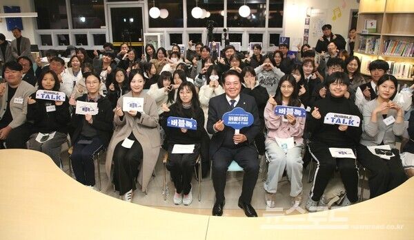 최대호 시장이 간담회를 마치고 기념촬영을 하고 있다./사진=최대호 시장 페이스북