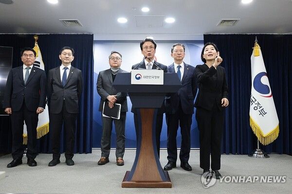 김민석 국무총리(왼쪽)가 18일 정부서울청사에서 '론스타 국제투자분쟁(ISDS) 취소 신청'과 관련해 긴급 브리핑하고 있다. 오른쪽 뒤는 정성호 법무부 장관.정부는 이날 론스타 ISDS 취소 절차를 심리하는 국제투자분쟁해결센터(ICSID) 취소위원회로부터 '대한민국 승소' 결정을 받았다고 밝혔다.&nbsp;