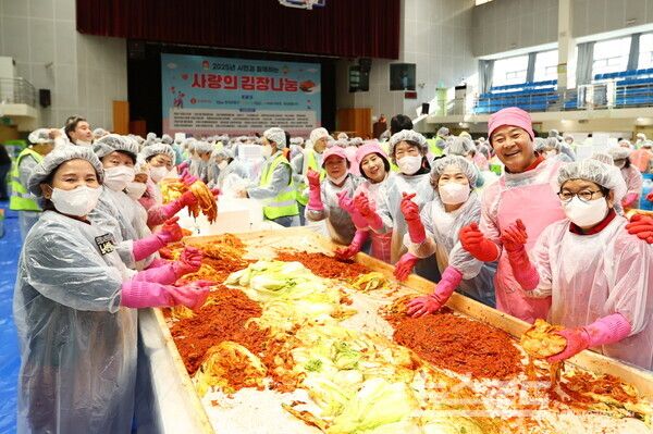 김성제 시장(오른쪽 두 번째)이 김장나눔 참가자들과 기념촬영을 하고 있다./사진=의왕시