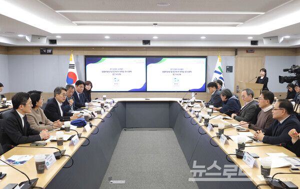 김동연 지사는 18일 경기도청에서 '경기 동북부 공공병원 설립 타당성 및 민간투자 적격성 조사' 연구용역 중간보고회를 열고 동북부 공공병원 설립의 타당성을 중간 점검하며 관계자들과 설립 방향을 논의했다./사진=경기도