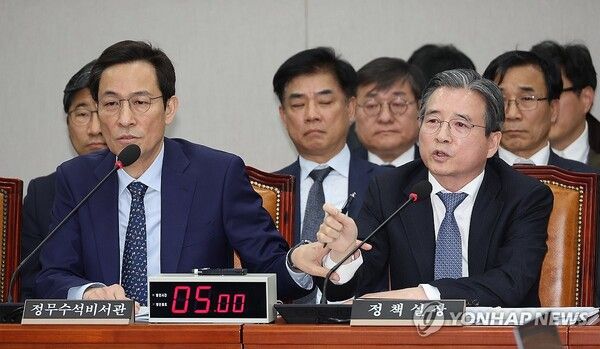 18일 서울 여의도 국회에서 열린 운영위원회 전체회의에서 김용범 대통령실 정책실장이 국민의힘 김은혜 의원의 질의에 답하는 도중 언쟁을 이어가자 우상호 대통령실 정무수석이 이를 제지하고 있다.