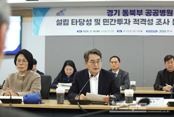 김동연 지사는 18일 경기도청에서 '경기 동북부 공공병원 설립 타당성 및 민간투자 적격성 조사' 연구용역 중간보고회를 열고 동북부 공공병원 설립의 타당성을 중간 점검하며 관계자들과 설립 방향을 논의했다./사진=경기도