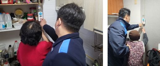 삼천리 직원이 가스타이머콕 사용방법을 안내하고 있다 