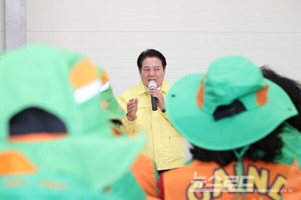 최대호 시장이 '민관 협력 제설 준비사항 사전 점검’에서 관계자를 격려하고 있다./사진=최대호 시장 페이스북