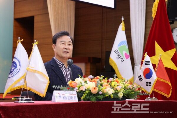 김성제 시장이 다낭시 학생 문화교류 대표단 환영식에서 인사말을 하고 있다/사진=의왕시