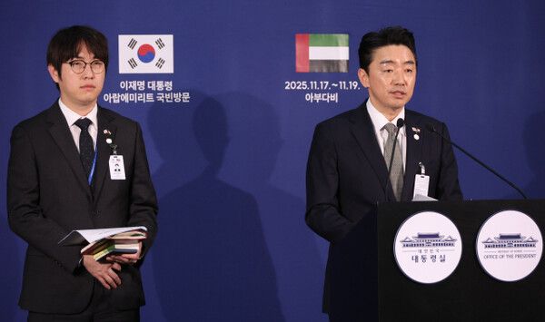 강훈식 실장(우측)과 하정우 수석[사진=연합뉴스]