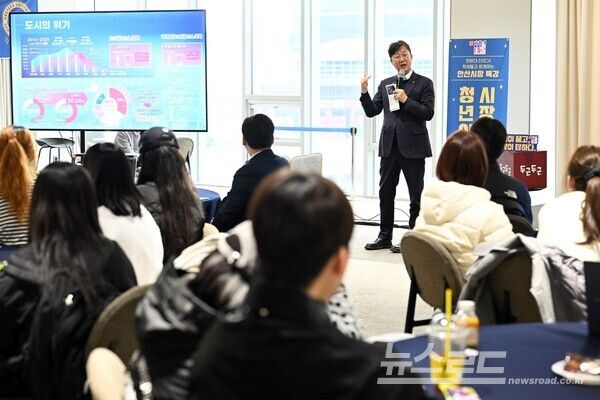 이민근 시장이 한양대 ERICA캠퍼스에서 열린 '정책 토크 콘서트'에서 인사말을 하고 있다./사진=이민근 시장 페이스북