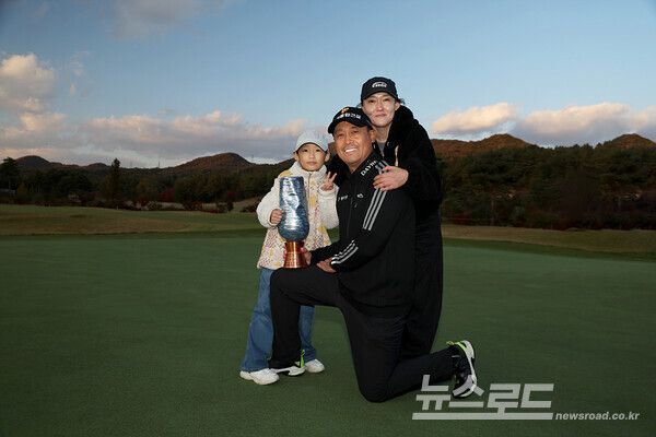 김재호가 우승 트로피를 들고 가족과 함께 기념촬영을 하고 있다./사진=KPGA