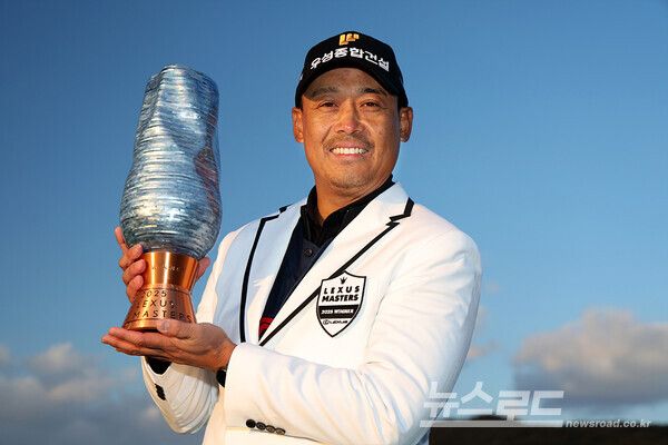 김재호가 우승트로피를 들고 기념포즈를 취하고 있다./사진=KPGA